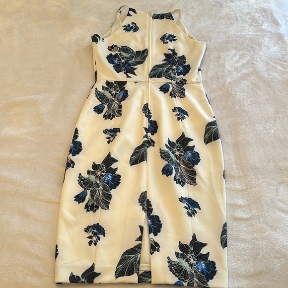 Beautiful white dress with blue flower design - Picture 5 of 6